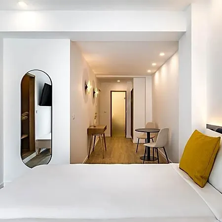 Adonis La Hotel