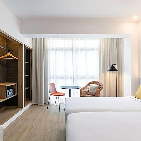 Adonis La Hotel